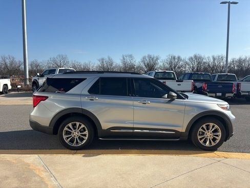 Used 2020 Ford Explorer XLT w/ Equipment Group 202A image 6