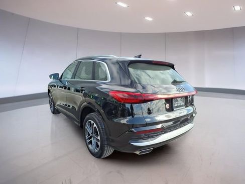 Used 2025 Audi Q5 Premium w/ Convenience Package image 4