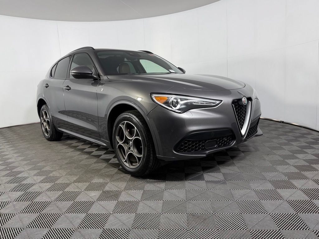 Used 2023 Alfa Romeo Stelvio Ti AWD/4WD image 5