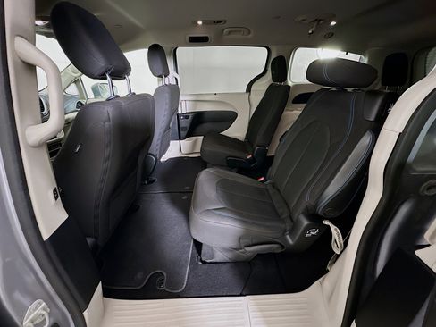 Used 2021 Chrysler Pacifica Touring image 26