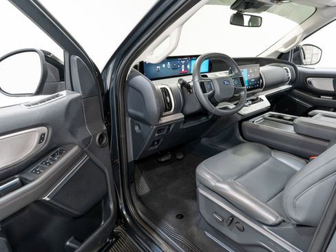 Used 2025 Ford Expedition Active image 12