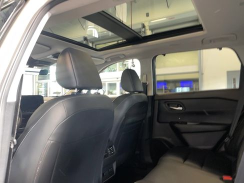 Used 2023 Nissan Rogue SL w/ SL Premium Package image 5