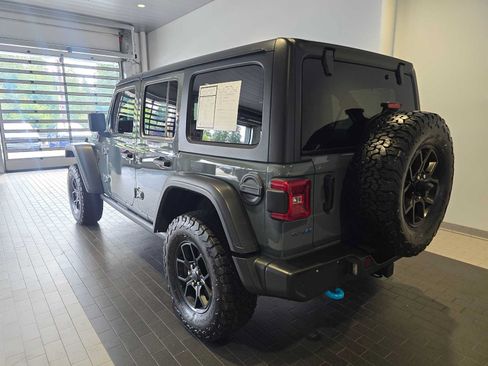 Used 2024 Jeep Wrangler Unlimited AWD/4WD image 3