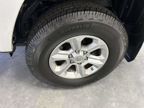 Used 2019 Toyota 4Runner SR5 AWD/4WD image 9