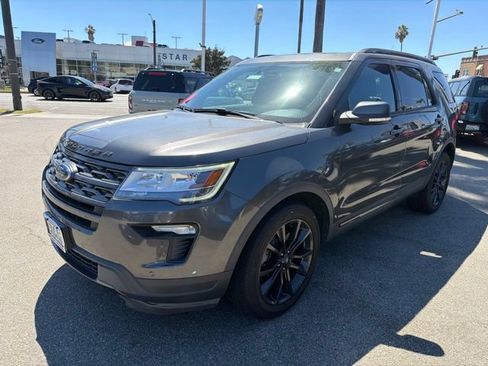 Used 2018 Ford Explorer XLT w/ Equipment Group 202A FWD image 3