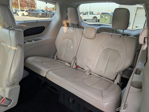 Used 2021 Chrysler Pacifica Touring-L image 17