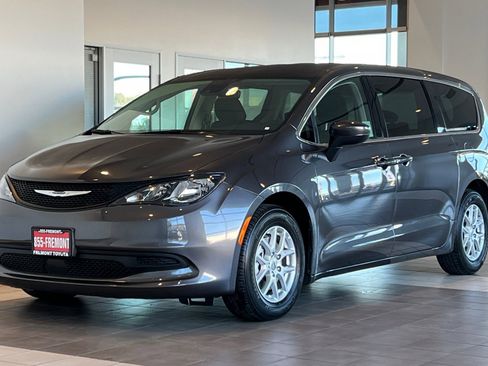 Used 2023 Chrysler Voyager LX image 8