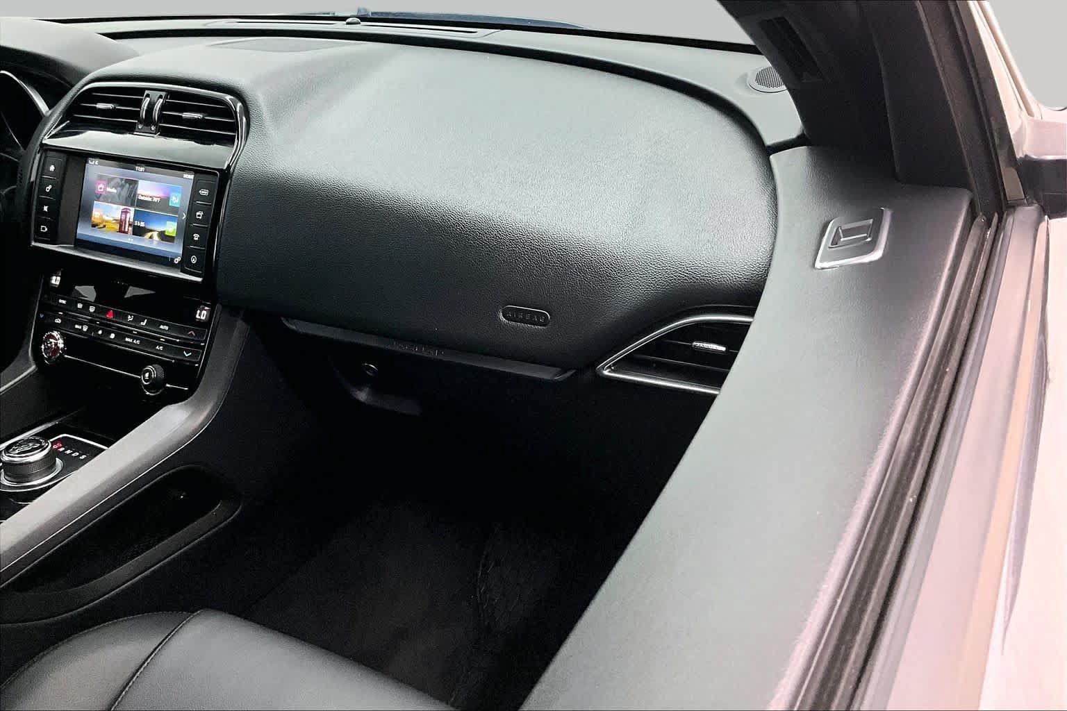Used 2017 Jaguar F-PACE Premium AWD/4WD image 18
