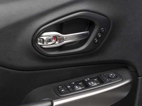 Used 2019 Jeep Cherokee Limited image 16