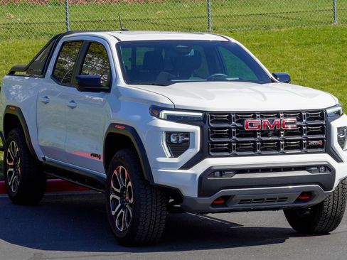 Used 2025 GMC Canyon AT4 w/ Nightfall Edition AWD/4WD image 2