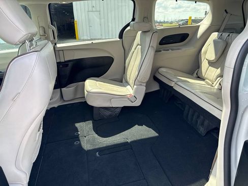 Used 2020 Chrysler Pacifica Limited FWD image 11