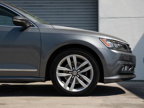 Used 2016 Volkswagen Passat 3.6 SEL Premium FWD image 5