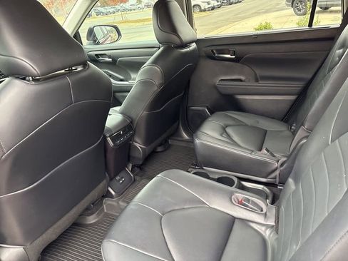 Used 2023 Toyota Highlander XLE image 18