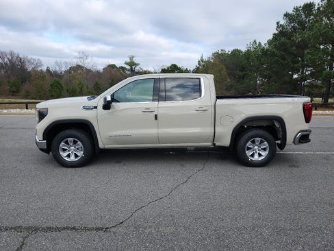 New 2026 GMC Sierra 1500 SLE image 2