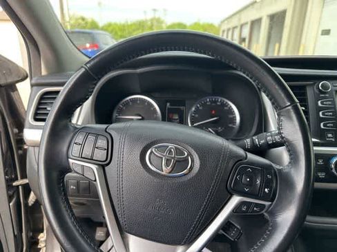 Used 2017 Toyota Highlander Limited AWD/4WD image 11