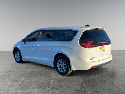 Used 2023 Chrysler Pacifica Touring-L FWD image 3