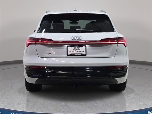 Used 2024 Audi Q8 e-tron Premium image 7