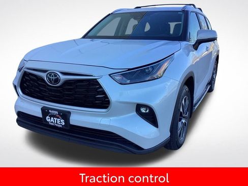 Used 2023 Toyota Highlander XLE image 6