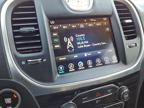 Used 2017 Chrysler 300 Limited image 27