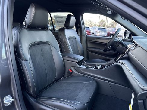 New 2025 Jeep Grand Cherokee Altitude image 25