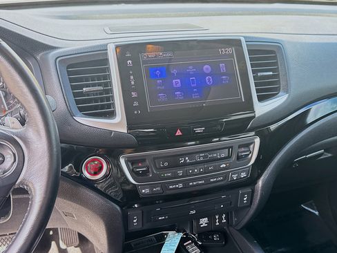 Certified 2018 Honda Pilot Touring image 12