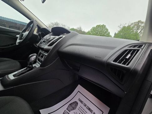Used 2014 Ford Focus SE FWD image 25