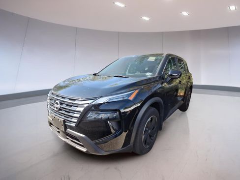 Used 2024 Nissan Rogue SV AWD/4WD image 2