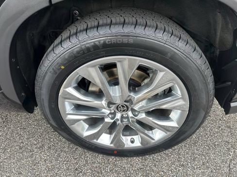 Used 2021 Toyota Highlander Limited FWD image 9
