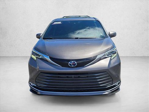 Used 2024 Toyota Sienna Platinum FWD image 2
