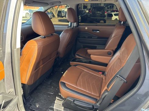 Used 2023 Nissan Pathfinder Platinum image 9