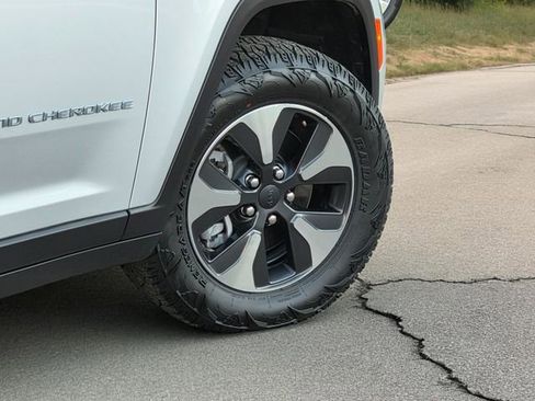 Used 2023 Jeep Grand Cherokee 4WD 4xe image 9