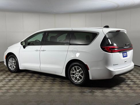 Used 2024 Chrysler Pacifica Touring-L image 10