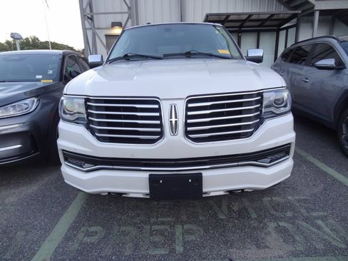 Used 2017 Lincoln Navigator Select RWD image 2