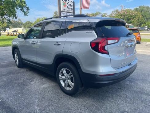 Used 2022 GMC Terrain SLE w/ Driver Convenience Package FWD image 5