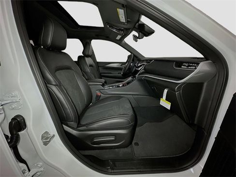 New 2025 Jeep Grand Cherokee Altitude image 32