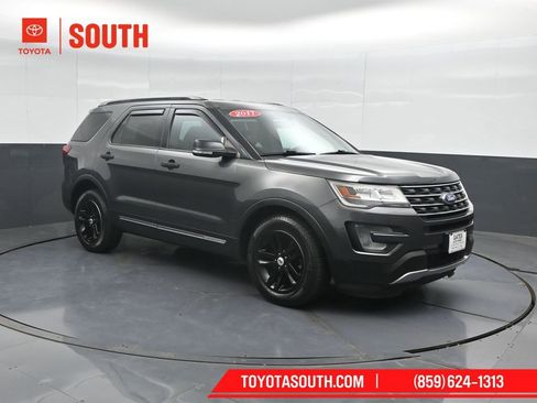 Used 2017 Ford Explorer XLT w/ Equipment Group 202A FWD image 4