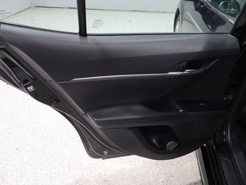 Used 2018 Toyota Camry LE FWD image 18
