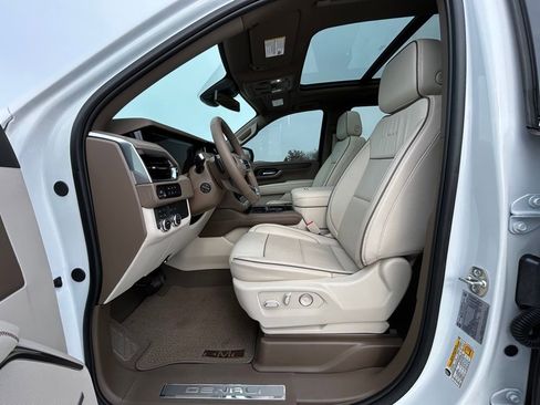 Used 2025 GMC Yukon Denali w/ Sun & Power Step Package image 2