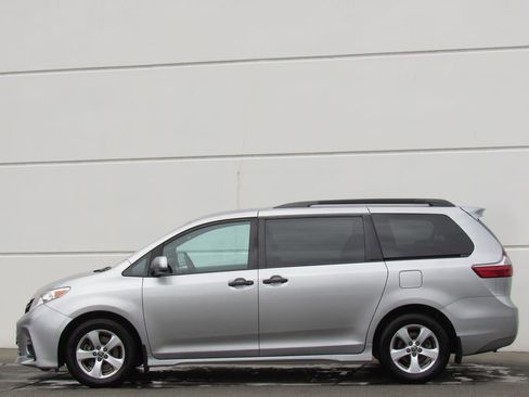 Used 2020 Toyota Sienna L FWD image 4