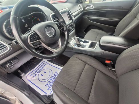 Used 2018 Jeep Grand Cherokee Laredo AWD/4WD image 11
