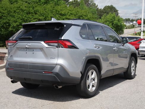 Used 2020 Toyota RAV4 XLE w/ Convenience Package FWD image 5
