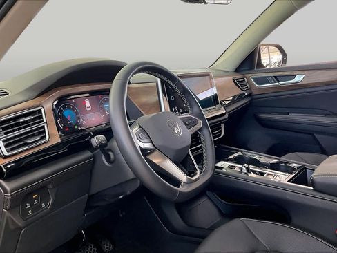 Used 2024 Volkswagen Atlas SE w/ Panoramic Sunroof Package FWD image 19
