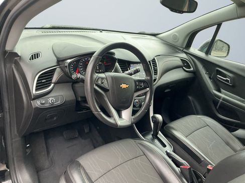 Used 2022 Chevrolet Trax LT w/ Midnight Edition image 10