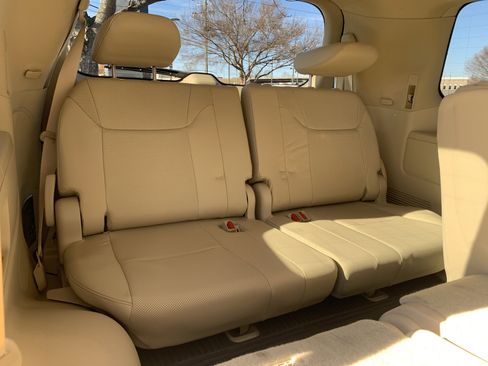 Used 2020 Lexus LX 570 4WD w/ 3rd Row & Luxury Pkg image 33