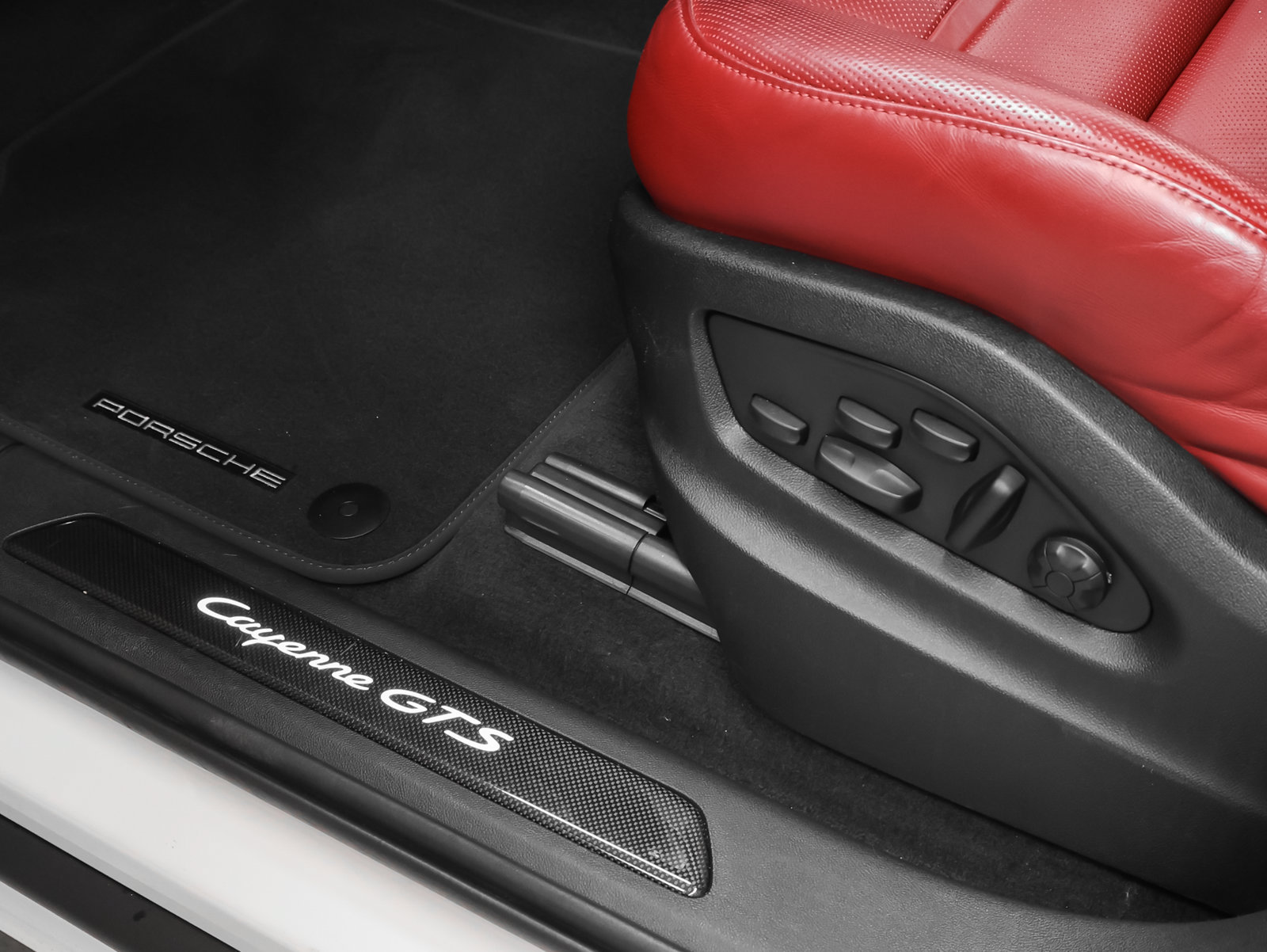 Certified 2022 Porsche Cayenne GTS w/ Premium Package Plus AWD/4WD image 28