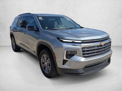 Used 2024 Chevrolet Traverse LT FWD image 3