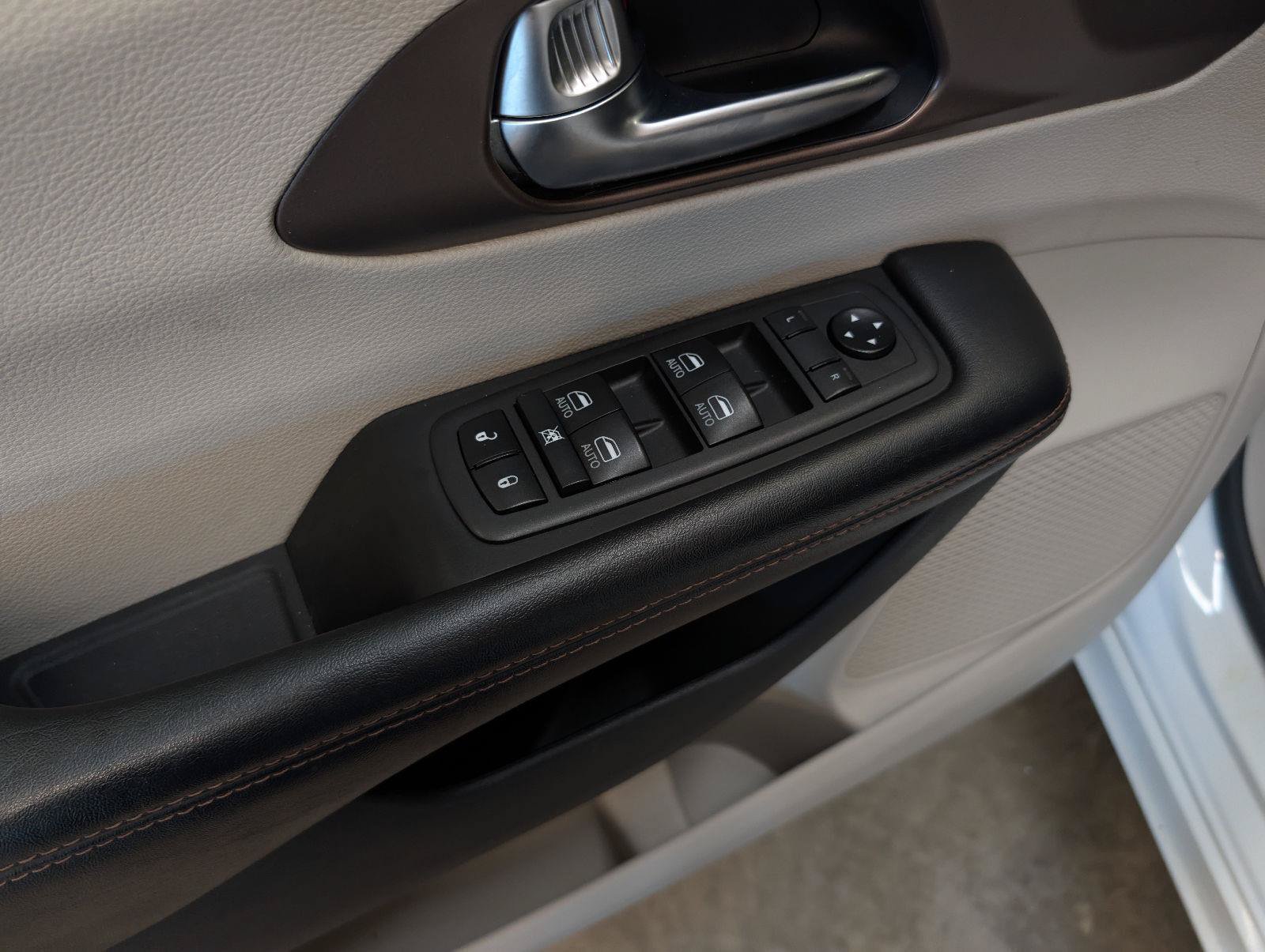Used 2019 Chrysler Pacifica Touring-L Plus w/ Advanced Safetytec Group FWD image 18