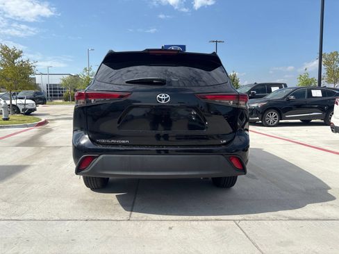 Used 2025 Toyota Highlander LE FWD image 5
