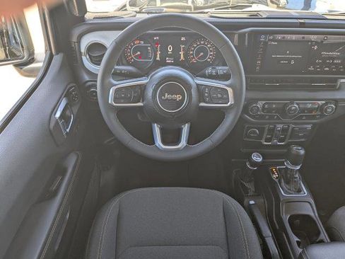 Used 2025 Jeep Wrangler Unlimited Sahara AWD/4WD image 16