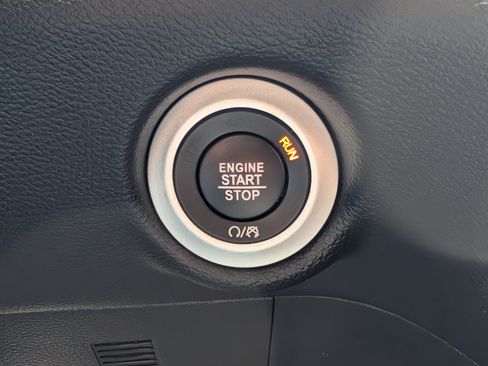 Used 2025 Chrysler Pacifica Select FWD image 32